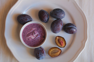 PRUGNE IN PRIMO PIANO CON VASETTO DI YOGURT ALLA PRUGNA