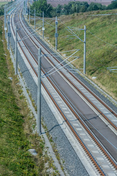 Moderne mehrgleisige Bahnlinie mit Oberleitungen