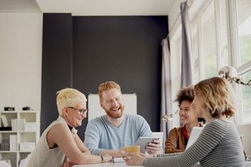 Obraz premium Multi ethnic team having meeting and presentation at modern office 