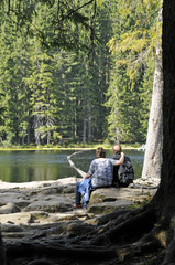 ein paar sitzt am seeufer
