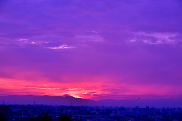 晩夏の都会の夕景