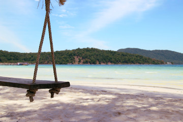 Die Schaukel am Strand mit Blick auf das Meer