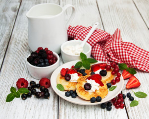 Obraz na płótnie Canvas cottage cheese pancake with berries