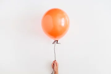 Foto op Plexiglas Halloween minimal concept. One orange balloon on white background. Flat lay, top view. © Floral Deco
