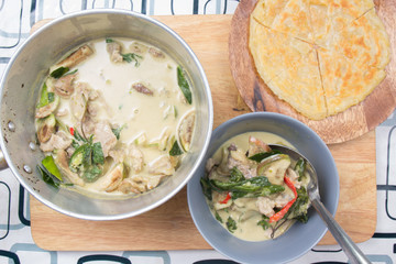 Chef putting beef green curry to the cup