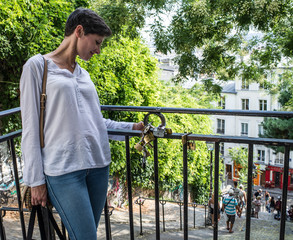 jeune femme posant un cadenas d'amour à Paris