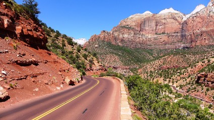 Mount Carmel Highway durch den Zion Canyon