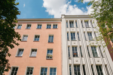 Obraz premium rose colored apartment buildings with beautiful blue sky with white clouds