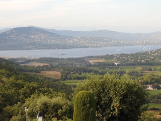 Obraz premium vue aérienne sur la baie de saint tropez var