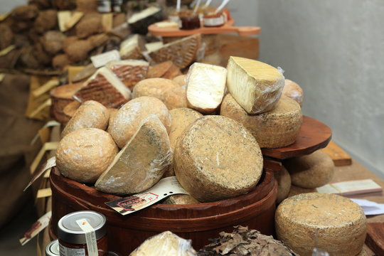 formaggio di fossa stagionato in grotta