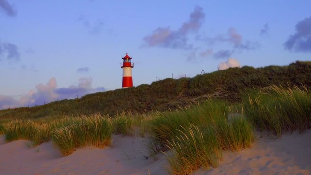Sylt Leuchtturm List im Sonnenuntergang Licht mit D&uuml;nen