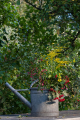 Herbststrauß in Zinkkanne