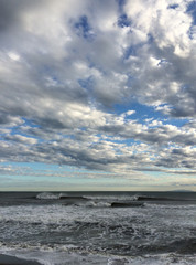 Fototapeta premium 荒い波のビーチ