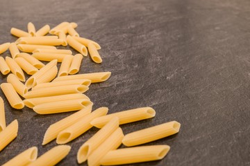 Penne Rigate Nudeln auf einer Küchen Arbeitsfläche