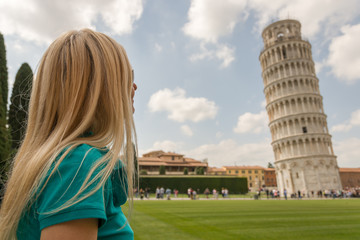 Looking at leaning tower in pisa - obrazy, fototapety, plakaty