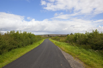 Fototapeta na wymiar yorkshire wolds country road