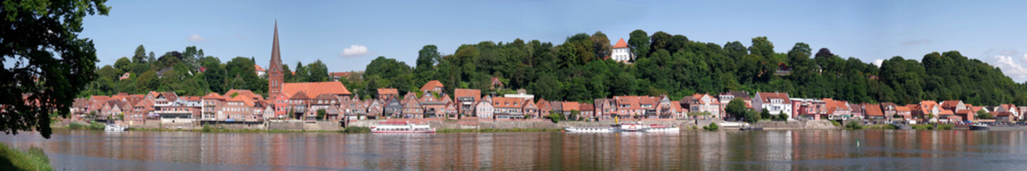 Fototapeta na wymiar Panorama Lauenburg an der Elbe im Sommer