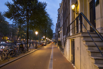 Fototapeta premium The Sidewalks at the the canals of Amsterdam by night - AMSTERDAM - THE NETHERLANDS - JULY 20, 2017