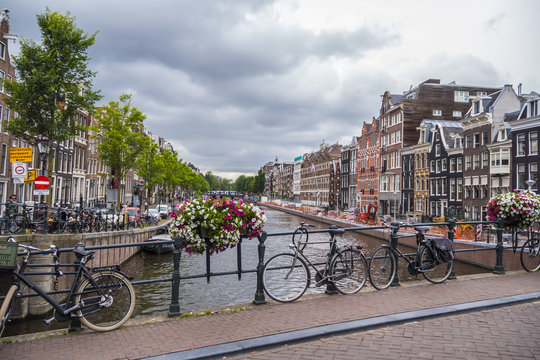 The amazing canals in the city center of Amsterdam - very romantic - AMSTERDAM - THE NETHERLANDS - JULY 20, 2017 © 4kclips