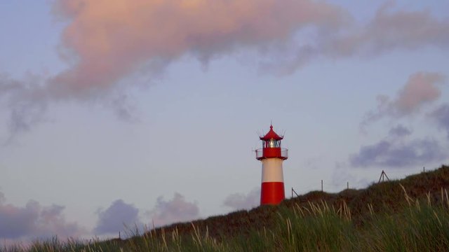 Sylt Leuchtturm List im Sonnenuntergang Licht mit D&uuml;nen