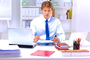 Obraz premium businessman sitting at a desk in the office