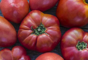 Fototapeta na wymiar red organic tomatoes background