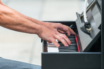 Fototapeta na wymiar Straßenmusiker spielt auf einem Klavier