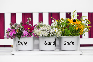 Dreierlei Wildblumensträußchen