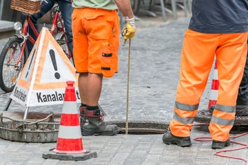 Foto auf Acrylglas Kanal Straßenarbeiter bei Kanalarbeiten