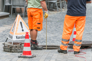 Straßenarbeiter bei Kanalarbeiten
