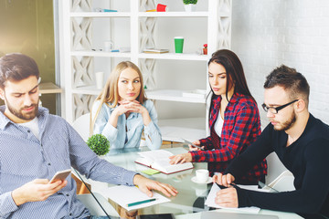 Obraz premium White men and women working on project