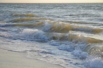 Wellen am Sandstrand