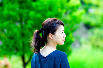 緑ボケ背景 女性