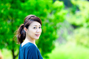 緑ボケ背景 女性