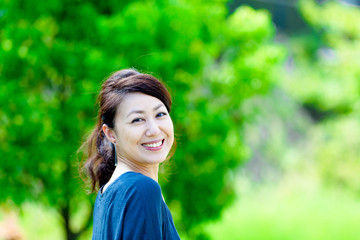 緑ボケ背景 女性