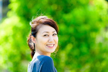 緑ボケ背景 女性