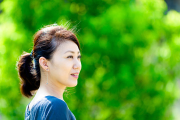 緑ボケ背景 女性
