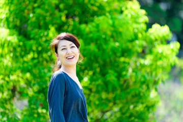 緑ボケ背景 女性