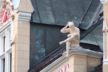Riga - Estonie / Students ar aritmētisko grāmatu - Sculpuresur un toit du Vieux Riga