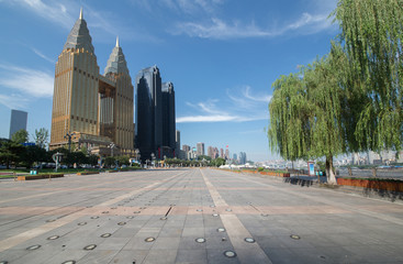 Obraz premium cityscape and skyline of chongqing in cloud sky on view from empty floor