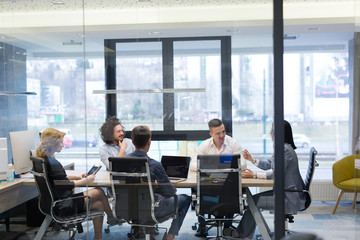 Obraz premium Startup Business Team At A Meeting at modern office building