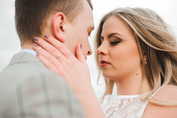 Portret of happy young couple hugging on the edge of the mountain