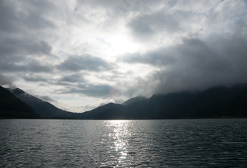 早朝の西湖(富士五湖)