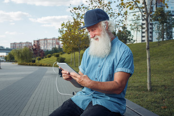 Obraz premium bearded senior man using tablet