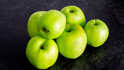 Fototapeta na wymiar fresh, ripe green Apple table on dark background
