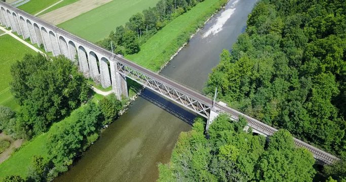 Entlang einer Eisenbahnbr&uuml;cke