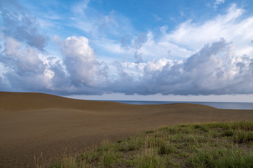Fototapeta na wymiar 鳥取砂丘の自然が創った馬の背の曲線と雲と空の協演