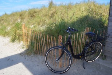 Zweirad am Strandweg abgestellt