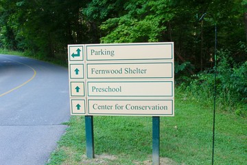 The park direction sign on the side of the park road.