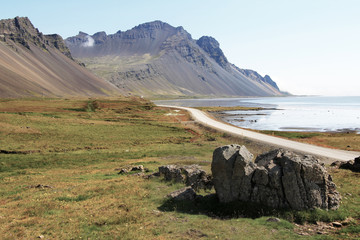 Straße zu den Bergen in Island